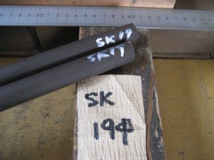 画像1: SK3黒皮丸棒　直径19mm×長さ300mm＝1本 (1)