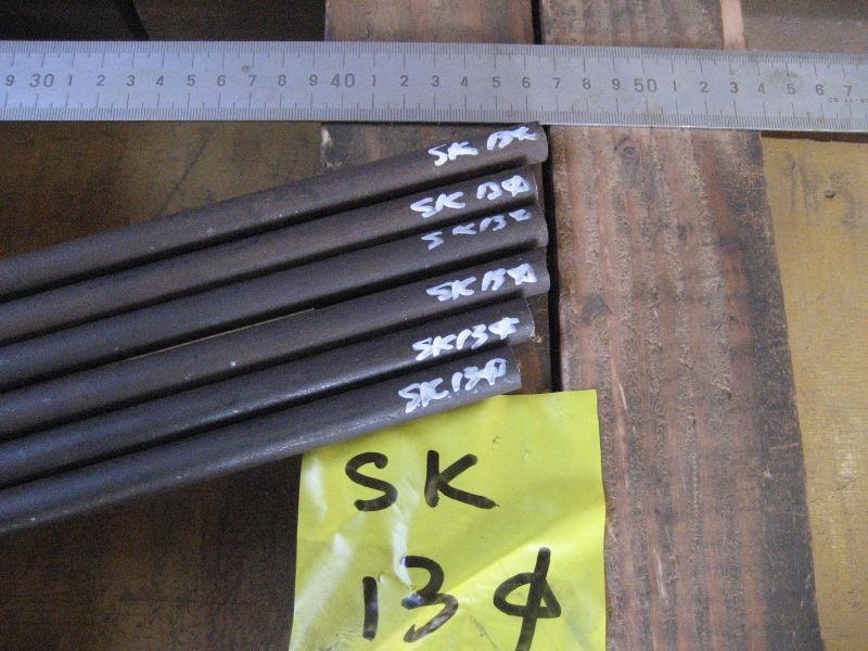 SK3黒皮丸棒 直径13mm×長さ300mm＝1本 - 金属の小物販売店